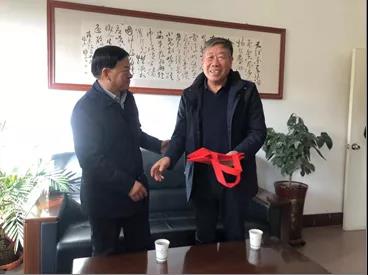 敦煌種業(yè)領(lǐng)導(dǎo)看望慰問(wèn)公司老干部、老黨員及困難黨員職工